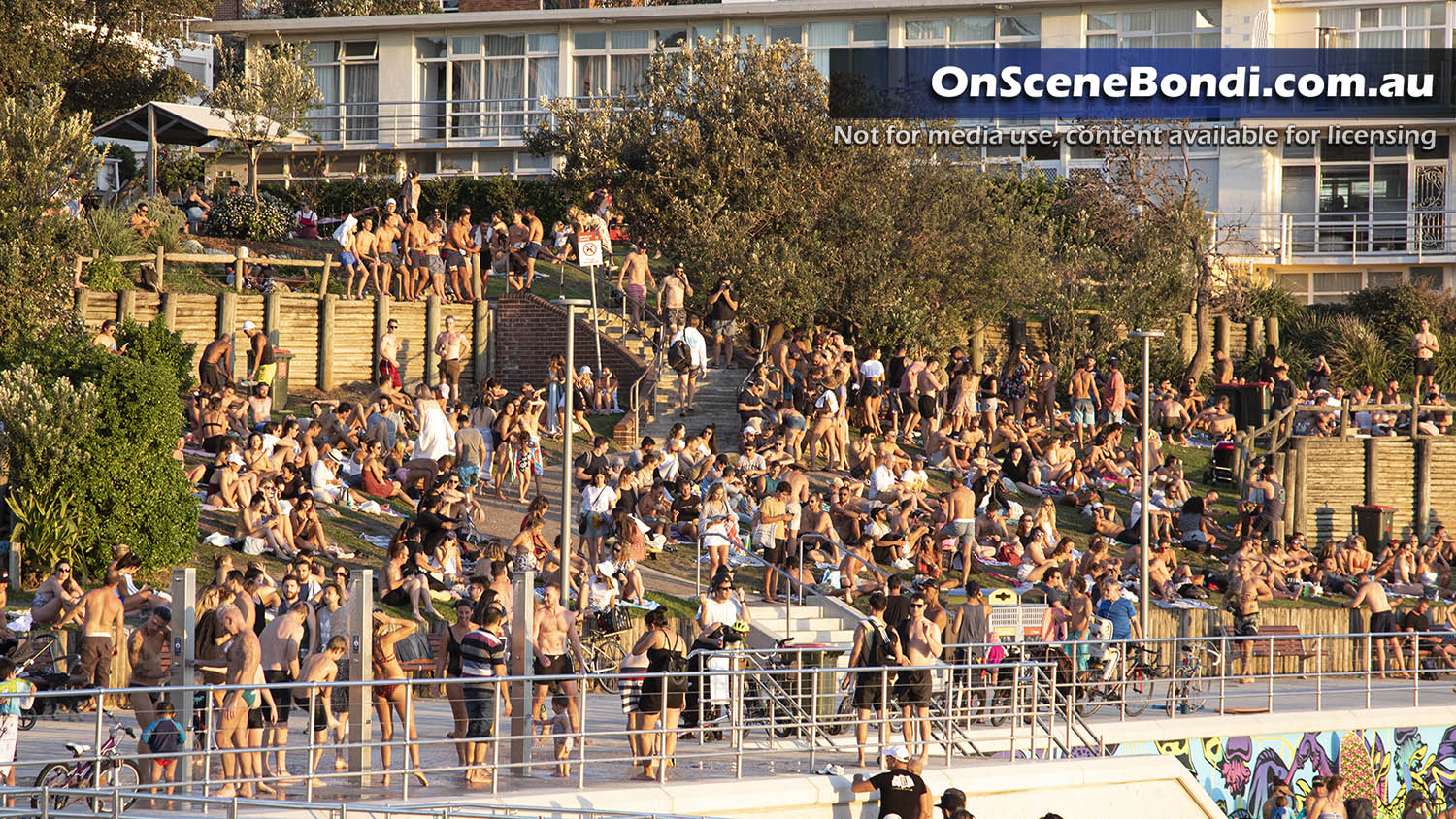 20200320 bondi beach crowd1