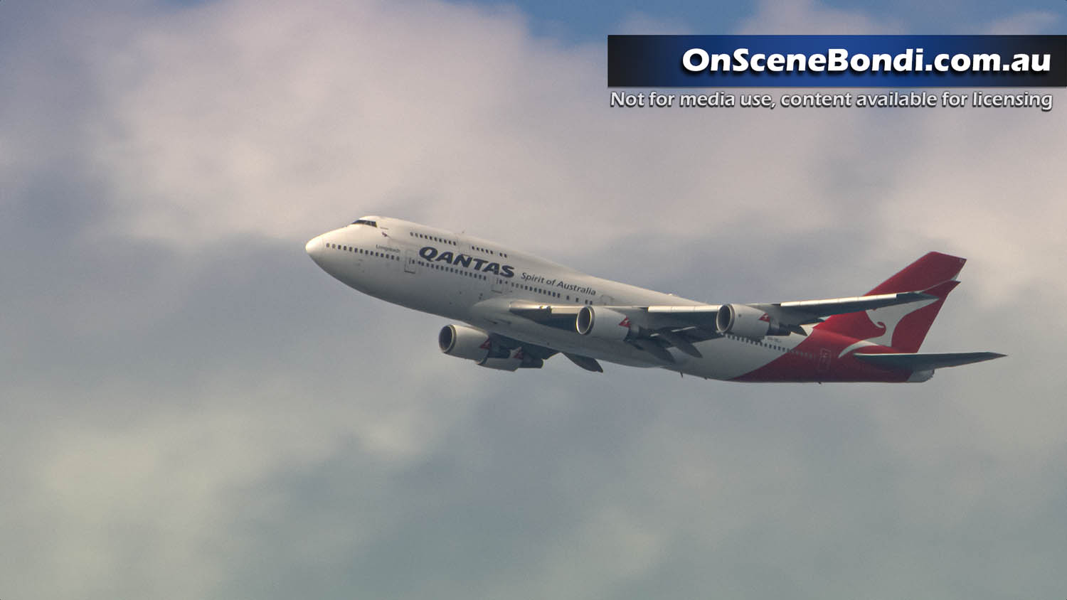 Qantas farewells last 747 with low altitude flight across Sydney