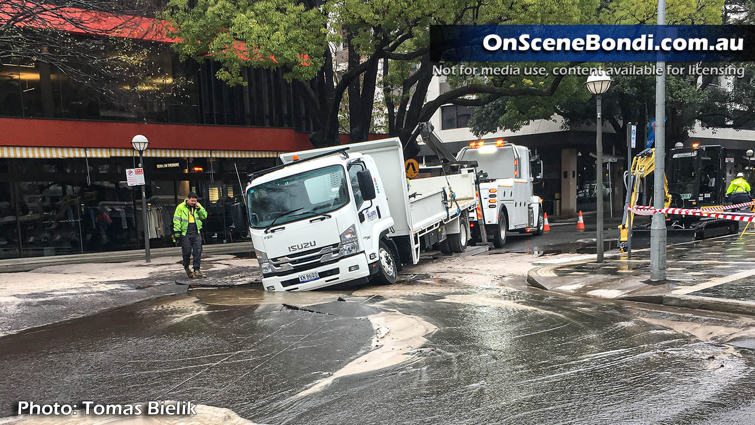 Sink hole and water main burst impacts Double Bay